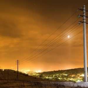 Postupné inštalácia betónových stĺpov pre elektrinu
