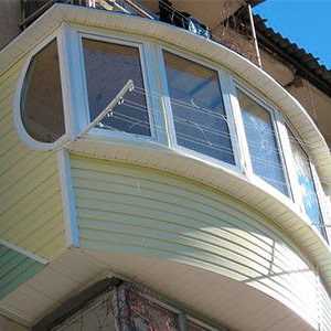 Druhy materiálov pre exteriérové ​​dekorácie balkón